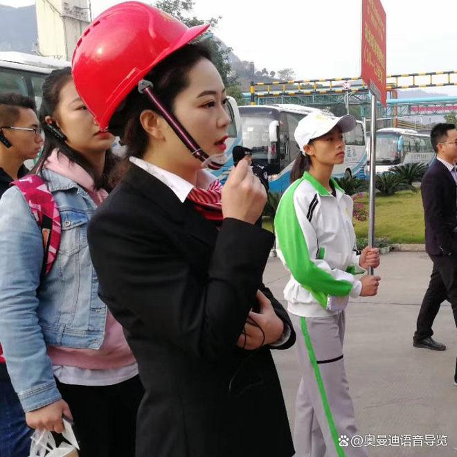 观光中的团队讲解应用j9九游会登录旅游