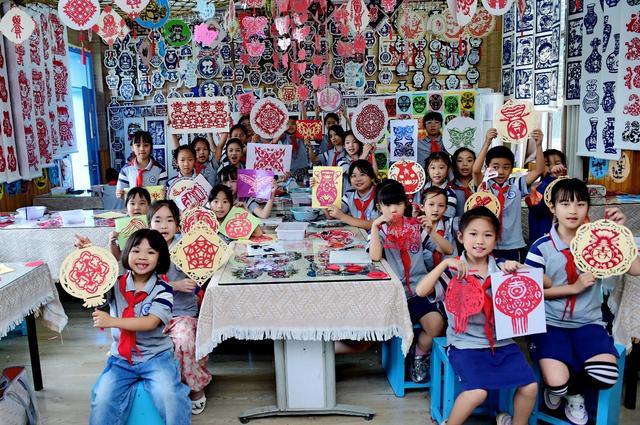 川剧、峨眉武术等点亮“非遗开学第一课”J9国际集团花西子持续推动非遗进校园:(图2) 川剧、峨眉武术等点亮“非遗开学第一课”J9国际集团花西子持续推动非遗进校园:(图2)